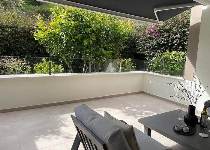 Apartmán Private Garden Retreat With Pool, Walk To